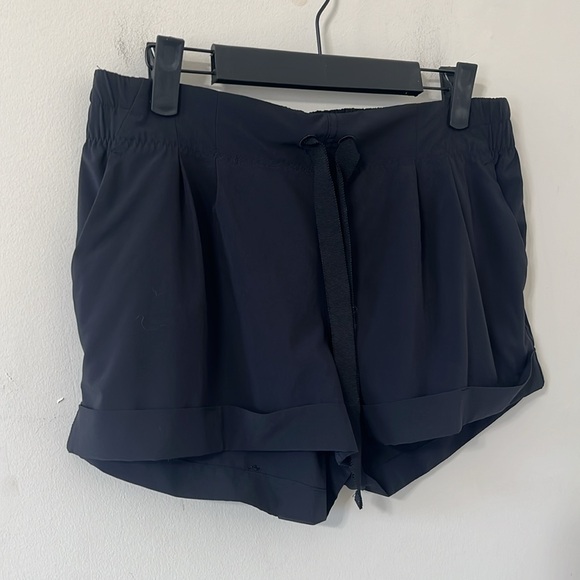 Lululemon Spring Break Away Short II Black Size 8 - Picture 4 of 9